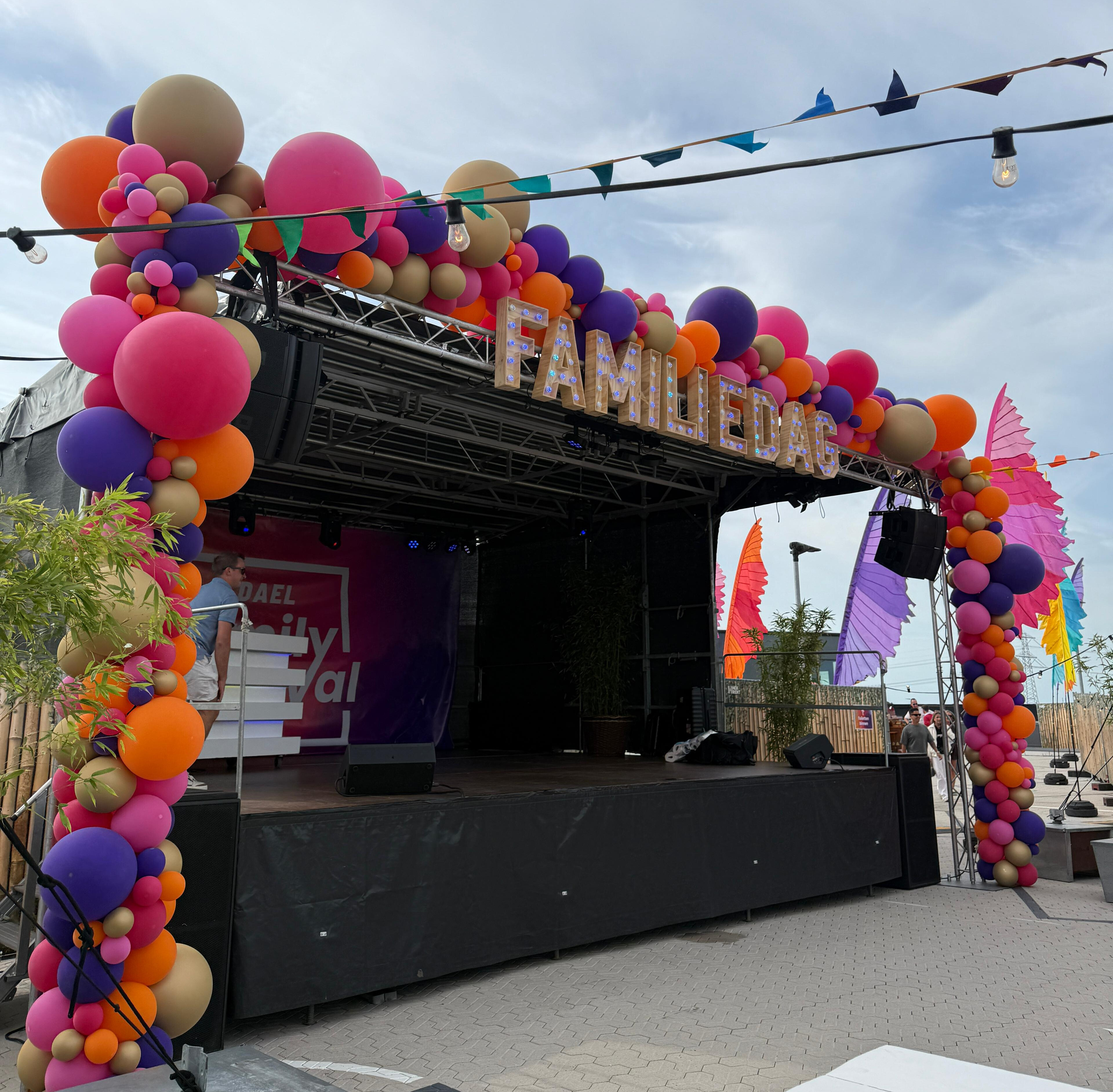 Het podium van partyverhuren bij een geslaagde familiedag!